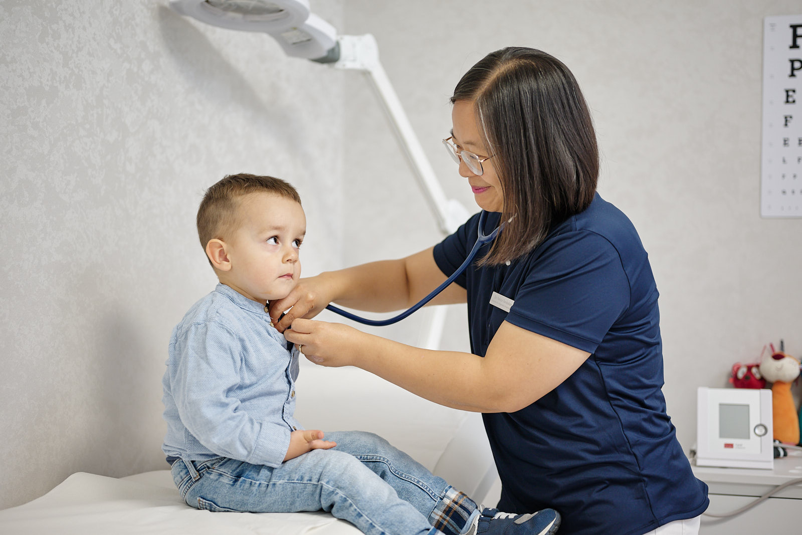 Med. prakt. Felicia Tombokan untersucht ein Kind in der Kinderarztpraxis Chur West