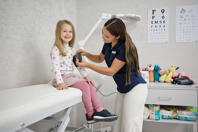 Ärztin untersucht ein Kind in der Kinderarztpraxis Chur West vor der Grippeimpfung