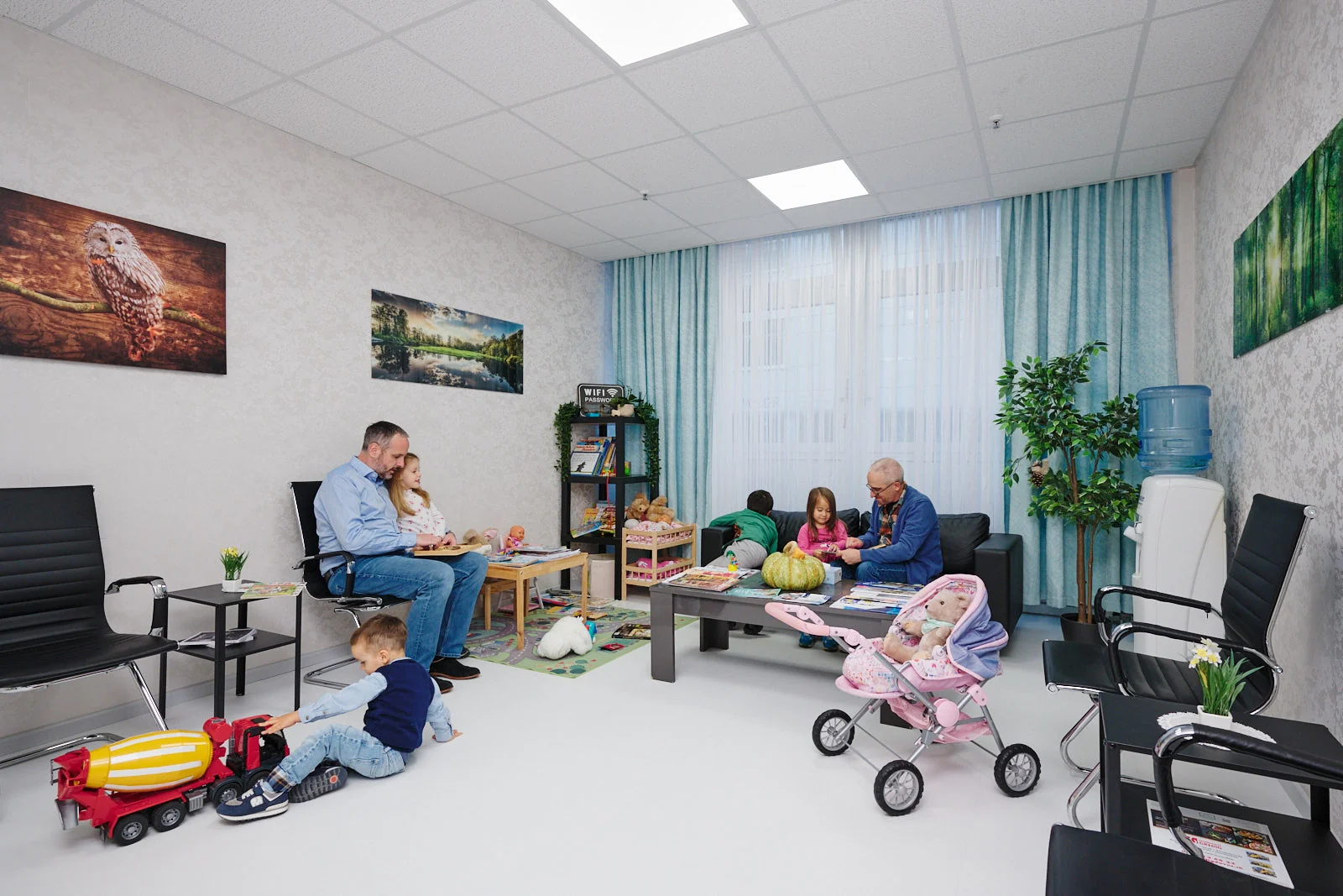 Wartezimmer mit Spielecke der Kinderarztpraxis Chur West – Kinder spielen, während Eltern warten